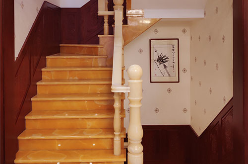 墨玉中式别墅室内汉白玉石楼梯的定制安装装饰效果